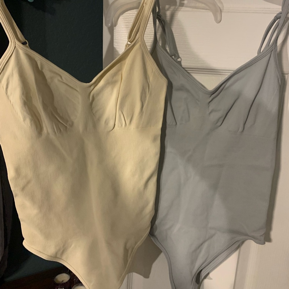 2x bodysuits